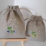 リネンの選べるお花イニシャル刺繍の巾着ポーチ　中　大