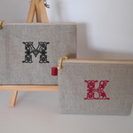 リネンの選べるイニシャル刺繍のポーチレースイニシャル　フラット１２㎝　１４㎝　１６㎝