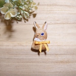 ウサギの刺繍ブローチ