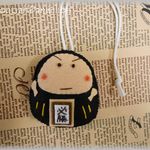 【完成品】想いを伝える♪ガッツポーズのだるまさんお守り・黒・身長7.5㎝・きりっと眉の鼻なしタイプ