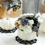 白いパンプキンの中に入ったプリザーブローズのハロウィンアレンジ　クモの巣型黒いフエルトの敷物を添えて