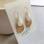 ホワイトシェルしずく×透かしメタルリーフ✴︎ピアス or イヤリング