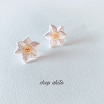 水仙の刺繍ピアス / イヤリング