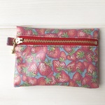 ＊SALE＊ミニミニぺたんこポーチ   いちご柄🍓  ブルー