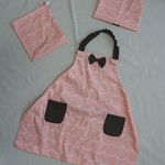 再販♡　●送料無料●　子供エプロン　女の子用　120～130サイズ　三角巾　２点セット　♥おまけの巾着付き♥　なみなみストライプ　シンプル　リボン　大人可愛い　ピンク系