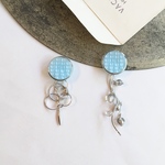 アシンメトリー水滴ドットボタンのイヤリング／ピアス アクアブルー×シルバー