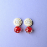 ＜titi～ナンデモナイヒノ耳飾～＞刺繍イヤリング◎ホワイト×クランベリー◎アレルギー対応変更可能