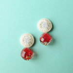 ＜titi～ナンデモナイヒノ耳飾～＞刺繍ピアス◎ホワイト×クランベリー◎アレルギー対応/ロングポスト変更可能