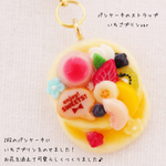 37 パンケーキストラップ（いちごプリン）