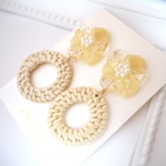 ぷっくりつやつやフラワーとラタンのピアス