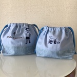 お弁当・コップ袋セット 男の子【麦わら帽子の男の子・パンとコーヒー】ブルー×ブルーストライプ