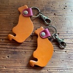 二個で300円.革の猫キーホルダーキャメル系30
