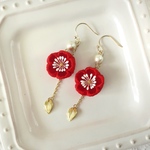 〈つまみ細工〉梅のぶら下がりピアス(赤)