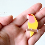 コザクラインコさんのブローチ(ルチノーチェリー)