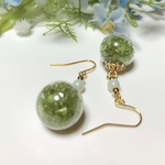 天然石ペリドット入りガラスドーム  ピアス／イヤリング（8月の誕生石）