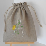 リネンの選べるお花イニシャル刺繍の巾着ポーチ 大　デイジー