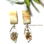 500円☆長方形(ベージュ)☆小ぶり花レジンのピアス/イヤリング