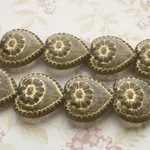 【18㍉ 4個】フラワーハート♡ light gray ♡チェコビーズ♡グレー♡ブラック♡花