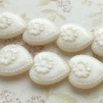 【16㍉ 4個】フラワーハート♡ pearl white ♡チェコビーズ