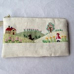 刺繍とアップリケの横長フラットポーチ♡赤ずきんちゃん