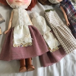 赤色チェックのワンピース