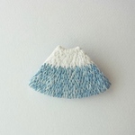 山の刺繍ブローチ 富士山3