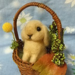 カゴ入りプチうさぎ　黄の実と葉っぱ
