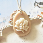 ヴィンテージ 薔薇カメオのネックレス（ベージュ＆クリーム）