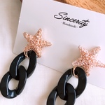 大ぶり ゴールドスター＆アクリルチェーンピアス