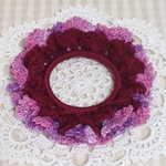 SALE🌟カラーレース糸で編んだ🌺お花畑のシュシュ❇︎ピコットダブルフリル/ローズレッド