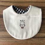 Sale 赤いリボンをつけた男の子 刺繍 スタイ