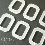 [S1908-1] 【10個】 樹脂 フープ パーツ 長方形 通し穴あり マット素材 マーブル模様 23×31mm ホワイト 白