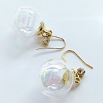 虹色のしゃぼん玉ピアス