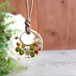 送料無料●レジン透明ネックレス♪ナチュラルテイストアクセサリー♪樹脂レジンネックレス●革紐ノンストレス首後ろスムース仕様♪金属アレルギー心配なし♪