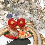 インポートボタンと刺繍リボンのピアス