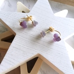 グレープカルセドニーの“W”ピアス