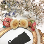 刺繍リボンとインポートボタンのピアス