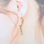 イスラエルのアネッタ ～白い小花（勿忘草）＆華奢なリーフＡ♡ピアス・イヤリング♪【K18・K14GF/14kgf対応】