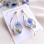 お試し価格☆天然石入りデルフィニウムと紫陽花の鉱石レジンピアス／イヤリング♡