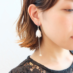 【 Amelie-71 】コットンパールとシルバーフラワーキャップのピアス・イヤリング・樹脂ピアス