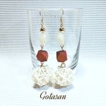 送料無料 ホワイト ラタンボール と ウッド の イヤリング／ピアス