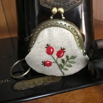 刺繍がま口キーホルダー・ローズヒップ