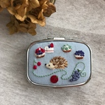 刺繍のピルケース ハリネズミ