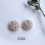 ＊Mサイズ＊ころんとまん丸＊ビーズ刺繍ピアス/イヤリング（アイボリー.シルバー）