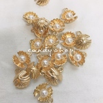 8pcs   shell + Perl charm gold