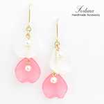2枚の揺れる花びらピアス(245)  ピアス/イヤリング/ノンホールピアス/樹脂ピアス