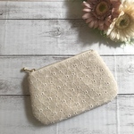 手のひらサイズのカードポーチ　刺繍生地