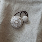 ホワイトリボン刺繍のお花の髪飾り