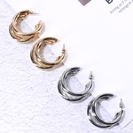 人気♡三連フープ おおぶりピアス メッキ シルバーアクセサリー (ゴールド)