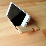 《送料無料》コンパクトなスマホスタンド、木製